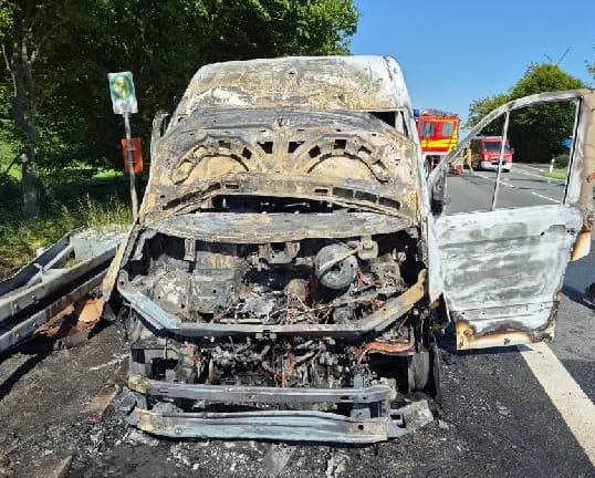 POL-DEL: Landkreis Wesermarsch: Transporter gerät auf der Bundesstraße 437 in Stadland in Brand